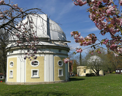 Kuppelgebäude des 1m-Spiegelteleskops mit Zierkirschen